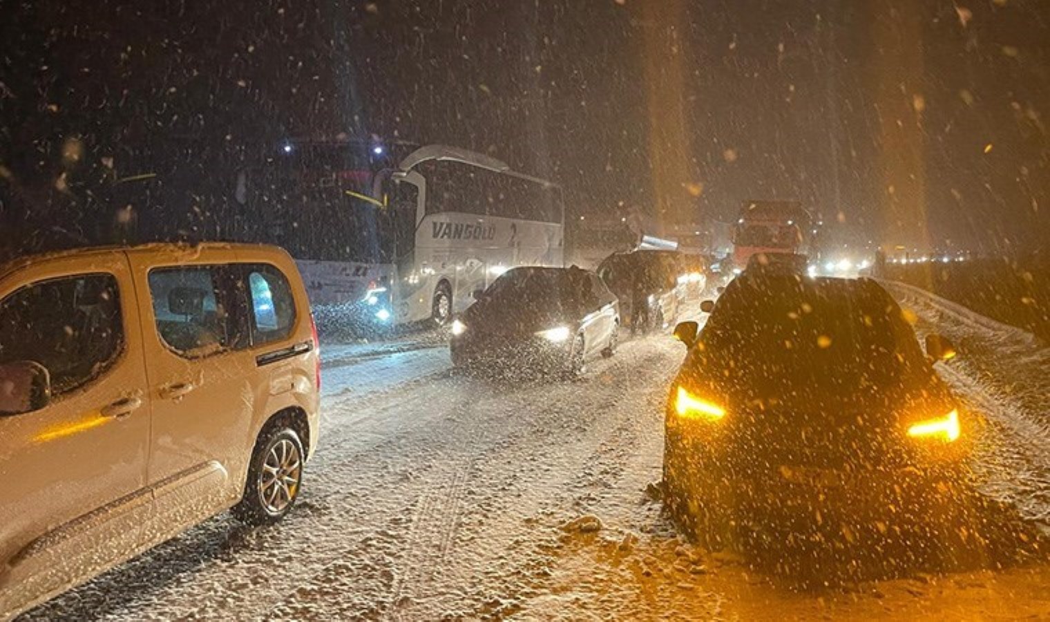 Kar yağışı trafiği kilitledi: Anadolu Otoyolu ve D-100 kara yolunda ulaşım durdu!